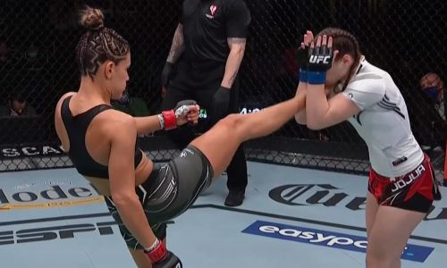 Бывшей чемпионке из команды казахстанки разбили нос и нанесли поражение в UFC