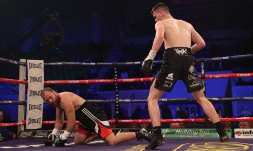 Фанат Головкина уронил и разбил соперника с 26 победами в среднем весе. Видео