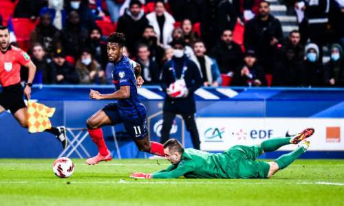 «Он чудил с первых минут». СМИ разобрало позорное поражение Казахстана от Франции и назвало антигероя