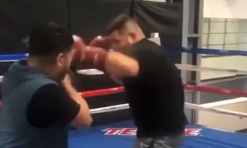 Экс-чемпион мира в супертяжелом весе мощнейшим ударом в челюсть чуть не убил своего тренера. Видео 