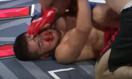 Чемпион из Узбекистана разбил в кровь лицо казахстанскому бойцу и победил нокаутом. Видео