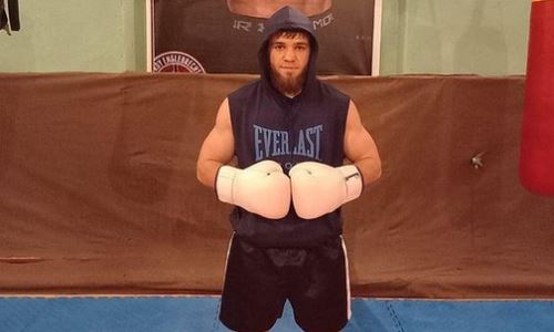 «Понедельник — день тяжелый». Казахстанский боксер из Golden Boy поведал о ходе тренировок в США