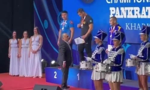 Появились кадры с «золотом» и казахстанским гимном на ЧМ по панкратиону в Украине