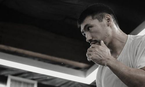 Изменилось время начала трансляции боя Жанибека Алимханулы против экс-чемпиона мира