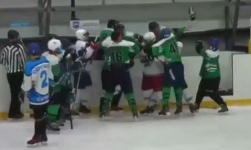 «Прям жесть-жесть». Казахстанские хоккеисты устроили полный беспредел во время матча. Видео