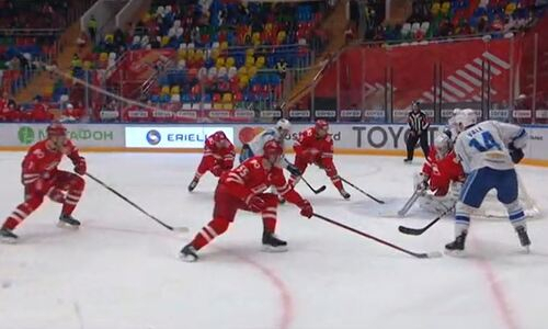 Нападающий «Барыса» забил шайбу ногой в матче КХЛ. Видео