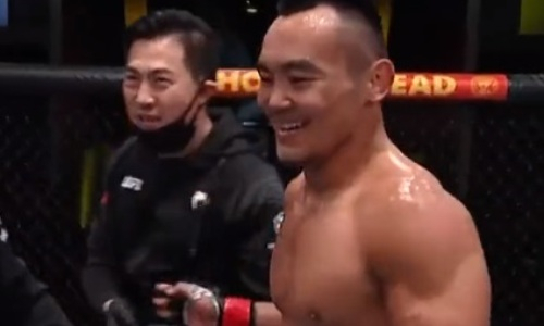 Казахский боец ярко отпраздновал первую победу в UFC. Видео