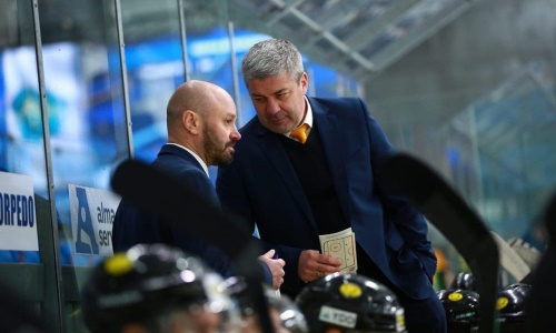«Запретить ему работать в КХЛ». «Сарыарка» официально пожаловалась на своего главного тренера
