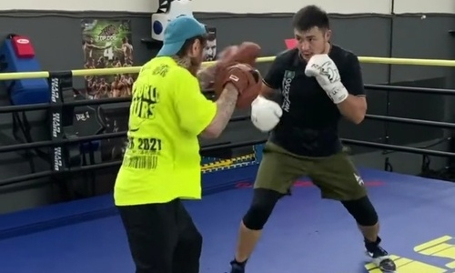 «Приятная встреча». Камшыбек Кункабаев неожиданно встретился в зале с известным казахом. Фото