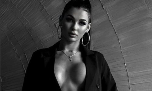 Красавица-волейболистка из Казахстана вышла на мороз в очень коротком платье. Фото