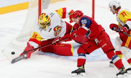 Клуб казахстанского тренера обыграл лидера конференции КХЛ из-за кошмарной ошибки в овертайме. Видео