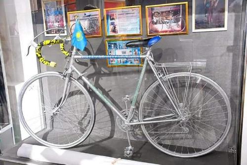 81-летний веломарафонец подарил свой велосипед музею спорта в Туркестанской области