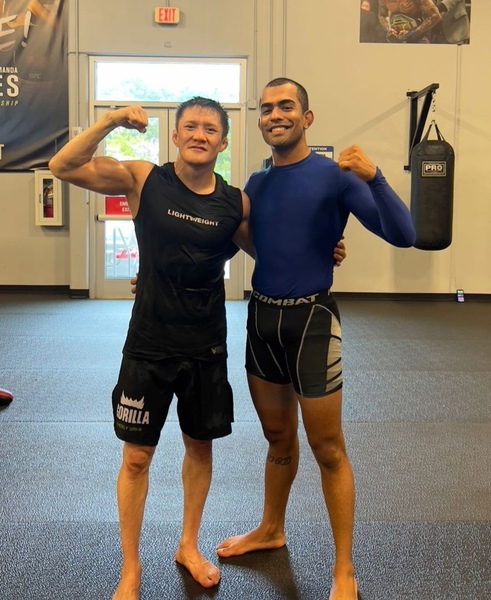 Жалгас Жумагулов провел спарринг с бразильским файтером перед своим боем в UFC. Фото