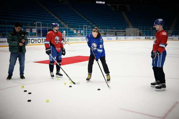 Первая ракетка Казахстана посетила тренировку «Барыса». Фото