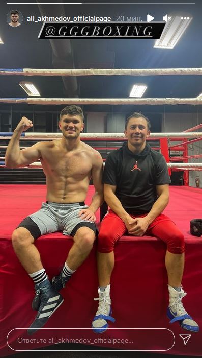 Казахстанский нокаутер показал новое фото с Головкиным из зала