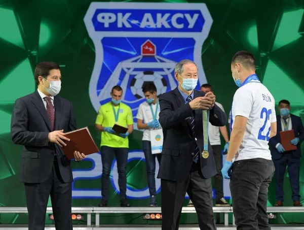 Футболисты «Аксу» получили золотые медали и малое тондо за победу в Первой лиге. Фото