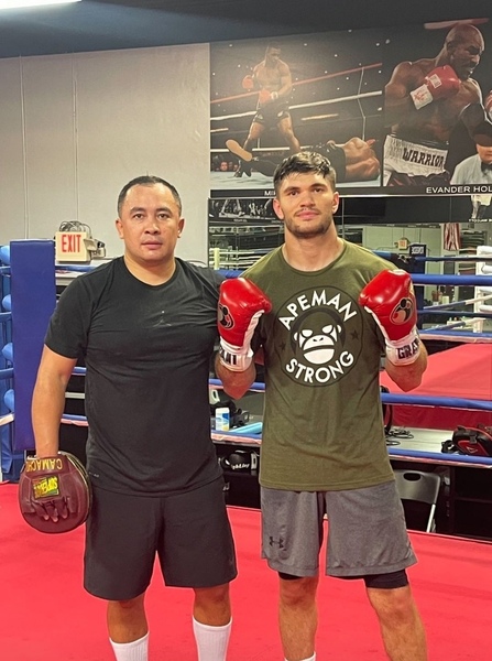 Казахстанский нокаутер показал очередное фото из зала