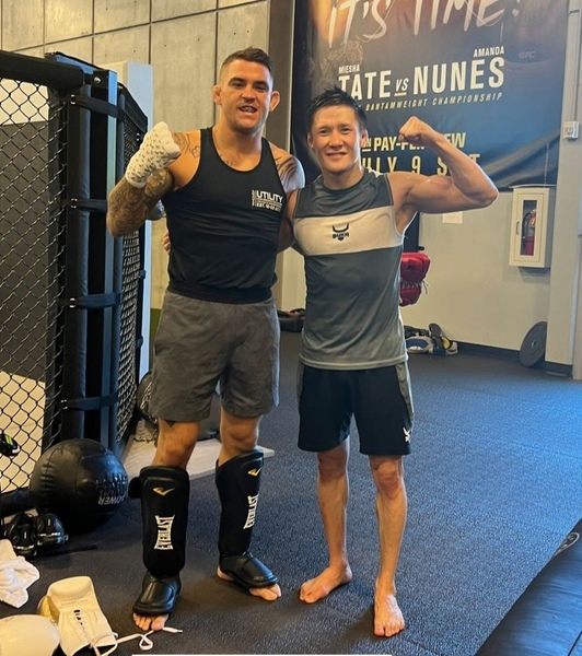 Жалгас Жумагулов показал новое фото тренировки с Дастином Порье