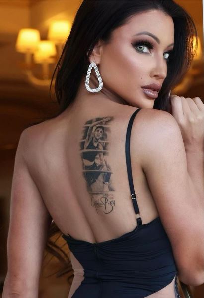 Горячая красотка призналась в любви Де ла Хойе и сделала с ним тату. Фото