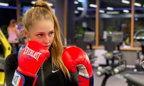 Самая сексуальная боксерша Казахстана показала нереальную скорость рук перед дебютом в профи. Видео