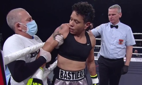 Симуляция или травма? Видео боя со странным нокаутом родившейся в Казахстане экс-чемпионки мира