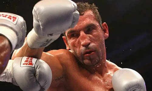 51-летний тяжеловес глубоким нокаутом выиграл бой за титул WBA