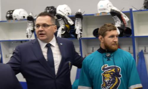 «Всем привет, мужики». Владимир Минеев зашел в раздевалку клуба экс-наставника «Барыса» в КХЛ. Видео