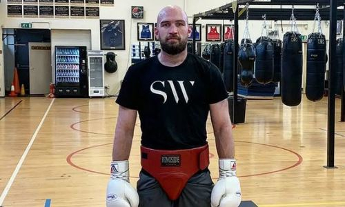 «Это непростой поединок». Британский «Тихоня» раскрыл план победы над суперзвездой из Казахстана