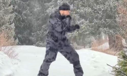 Претендент на титул чемпиона мира из Казахстана провел тренировку в заснеженных горах. Видео