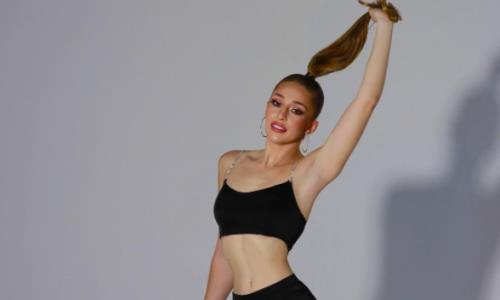 Самая сексуальная боксерша Казахстана сделала фото в стильном топе возле елки