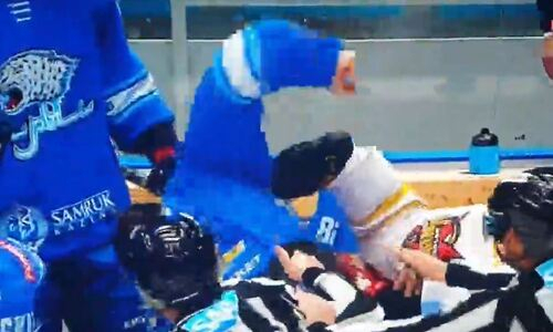 Хоккеист «Барыса» дал сопернику в челюсть и выкинул его за борт в матче КХЛ. Видео