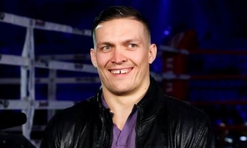 «Саня на казаха похож». Усик прилетел в Нью-Йорк на бой Ломаченко в «огненном прикиде». Фото