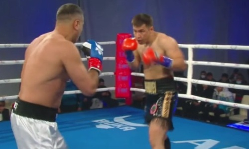 Тяжеловес из Казахстана быстрым нокаутом выиграл титульный бой