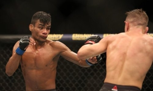 Обидчика казахстанца в UFC жестко нокаутировали на турнире Порье — Оливейра. Видео