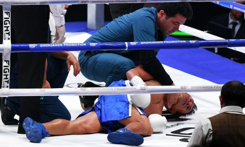 Унесли с ринга на носилках. Узбекский нокаутер наглухо вырубил 40-летнего боксера в первом раунде. Видео