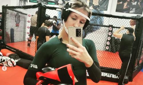 «Постоянно страдают». Первая казахстанка в UFC получила травму и перенесла операцию. Фото