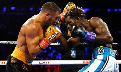 «Дикарь». Поступок Ломаченко по отношению к Комми потряс мир бокса. Видео