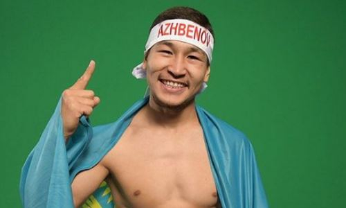 Казахстанский боксер показал фото с чемпионскими поясами