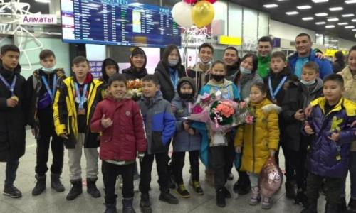 Чемпионов мира по грэпплингу встретили в алматинском аэропорту