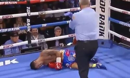 Беспощадным избиением претендента и защитой титула завершился главный «мисматч года». Видео