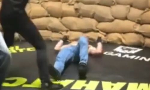 Видео мощнейшего нокаута. Арман Ашимов вырубил участника чемпионата мира по боксу в боях на голых кулаках