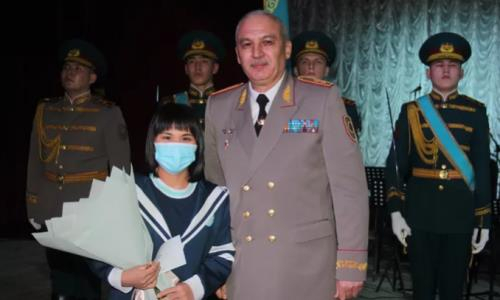 Ефрейтор Зульфия Чиншанло и капитан Елдос Сметов получили награды. Фото