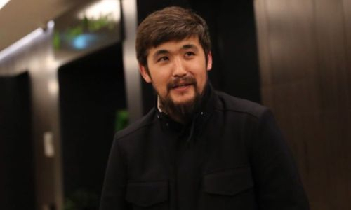 Дикий Арман добрался до звезды мирового бокса и одел его в казахский чапан. Фото