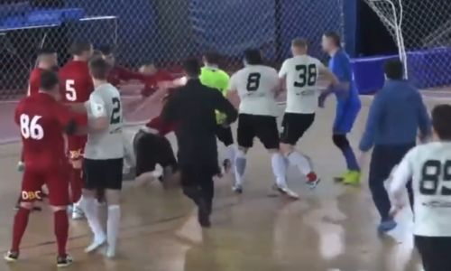 Экс-игроки сборной Казахстана устроили драку на любительском турнире. Видео