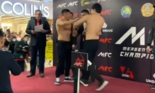 «Отомщу за футболистов». Куат Хамитов толкнул казахстанского бойца на дуэли взглядов. Видео