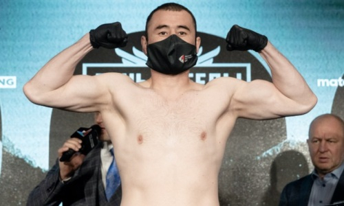 Казахстанский боксер прошел взвешивание и встретился лицом к лицу с чемпионом WBO. Видео