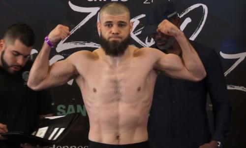 Казахстанский боксер из Golden Boy сделал вес и провел дуэль взглядов с «Матадором». Видео