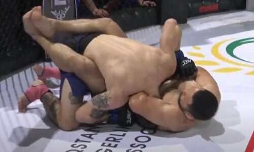 Казахстанский боец наказал украинца за ошибку и заставил его сдаться в первом раунде. Видео