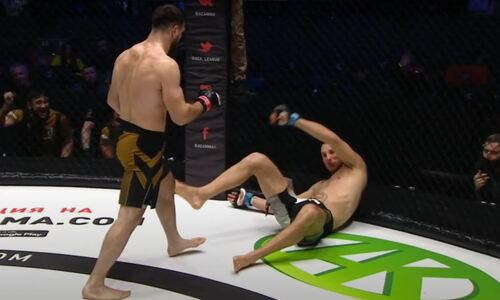 Выходец из вольной борьбы удивил в стойке и жестко «выключил» соперника. Видео