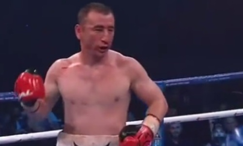 Казахстанский боксер «подарил» сопернику первый нокаут за 26 месяцев